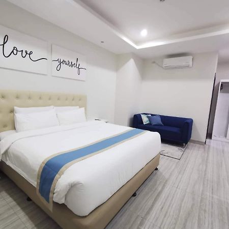 Hampton Suites Davao Exterior photo