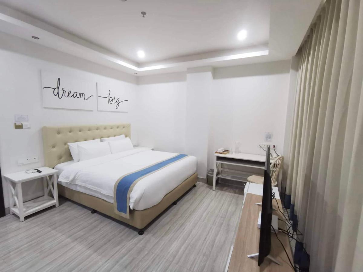 Hampton Suites Davao Exterior photo